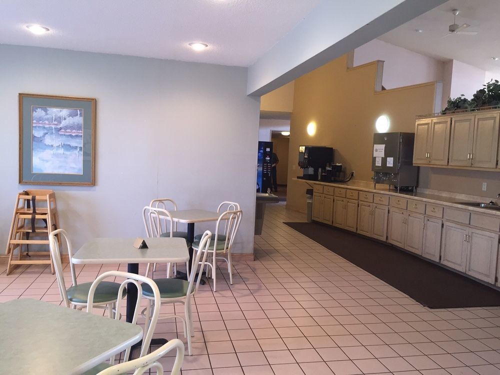 Boarders Inn & Suites By Cobblestone Hotels Superior Extérieur photo