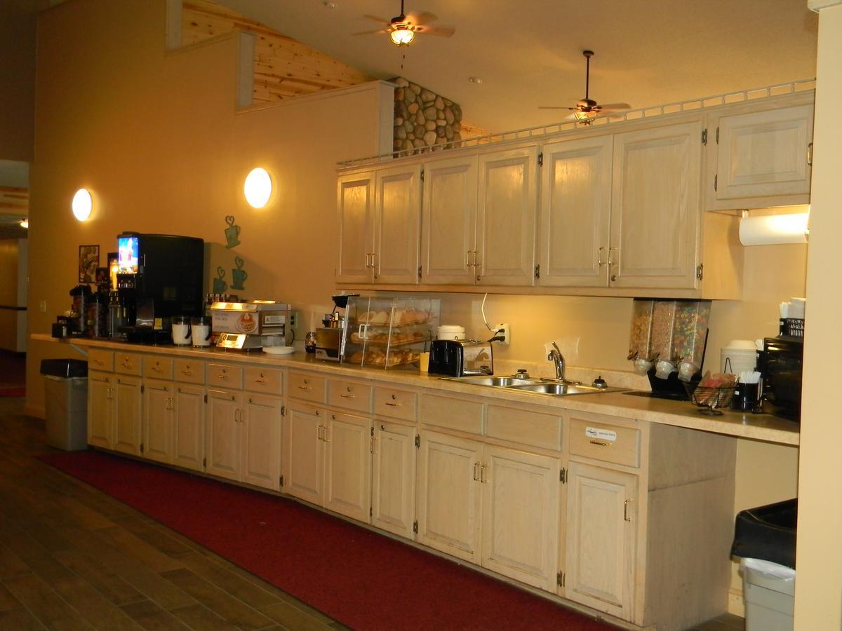 Boarders Inn & Suites By Cobblestone Hotels Superior Extérieur photo