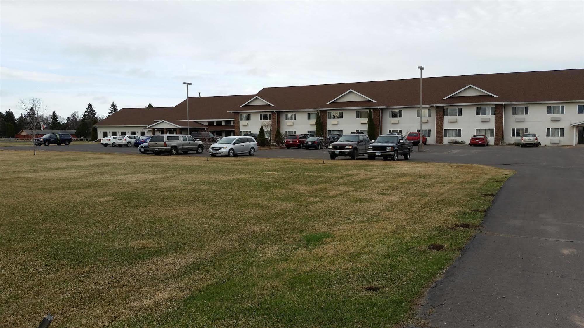 Boarders Inn & Suites By Cobblestone Hotels Superior Extérieur photo