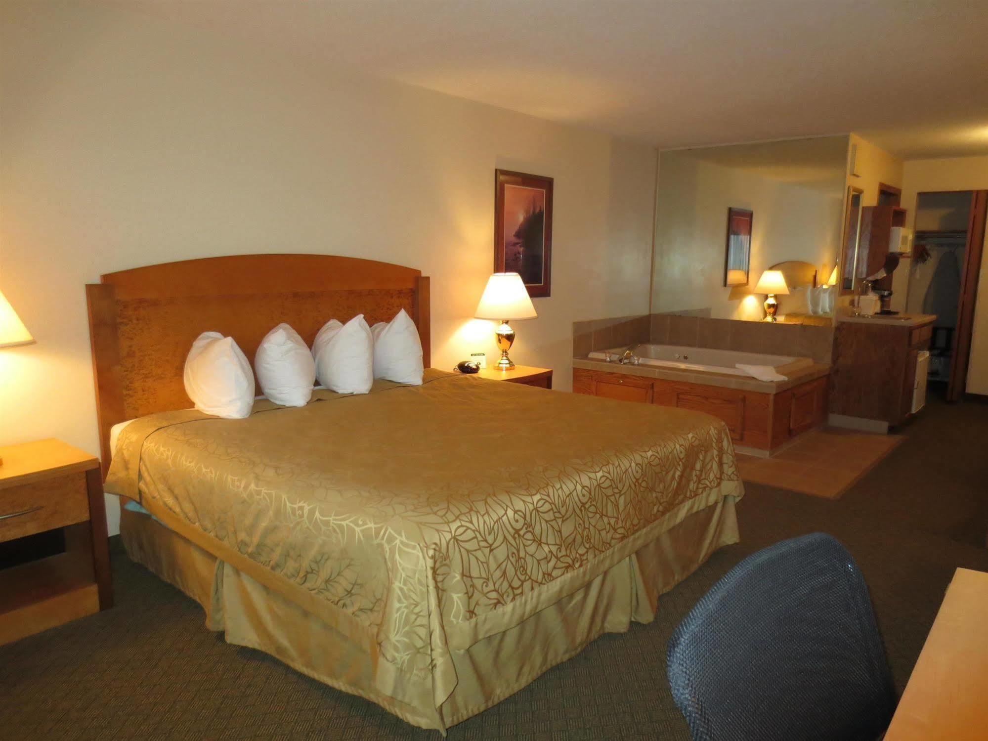 Boarders Inn & Suites By Cobblestone Hotels Superior Extérieur photo