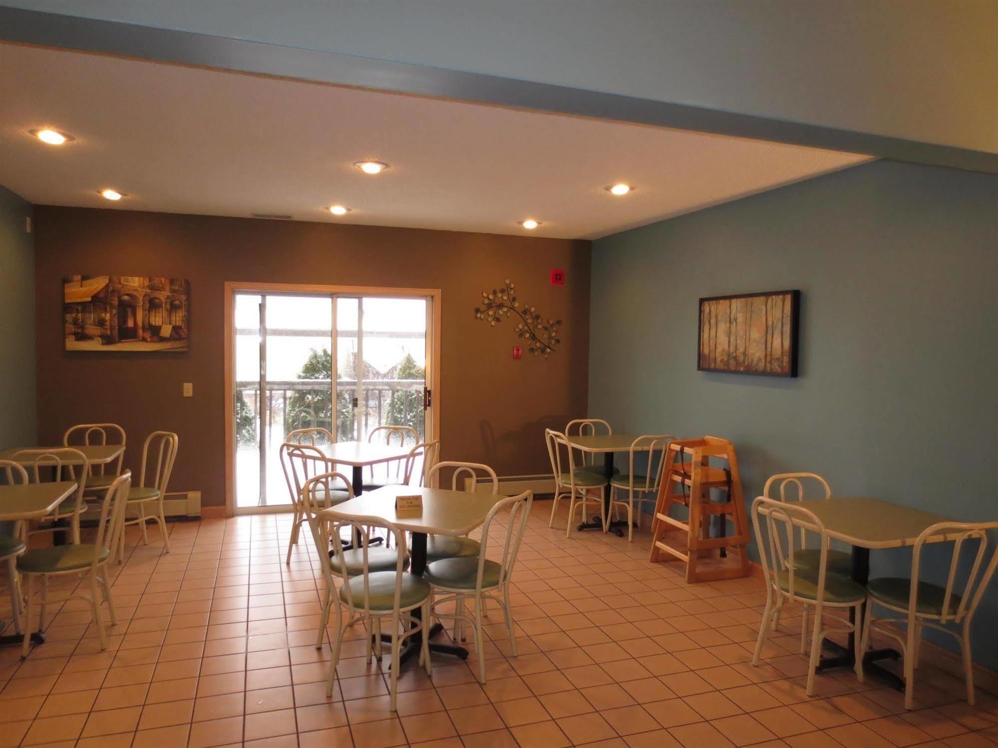 Boarders Inn & Suites By Cobblestone Hotels Superior Extérieur photo