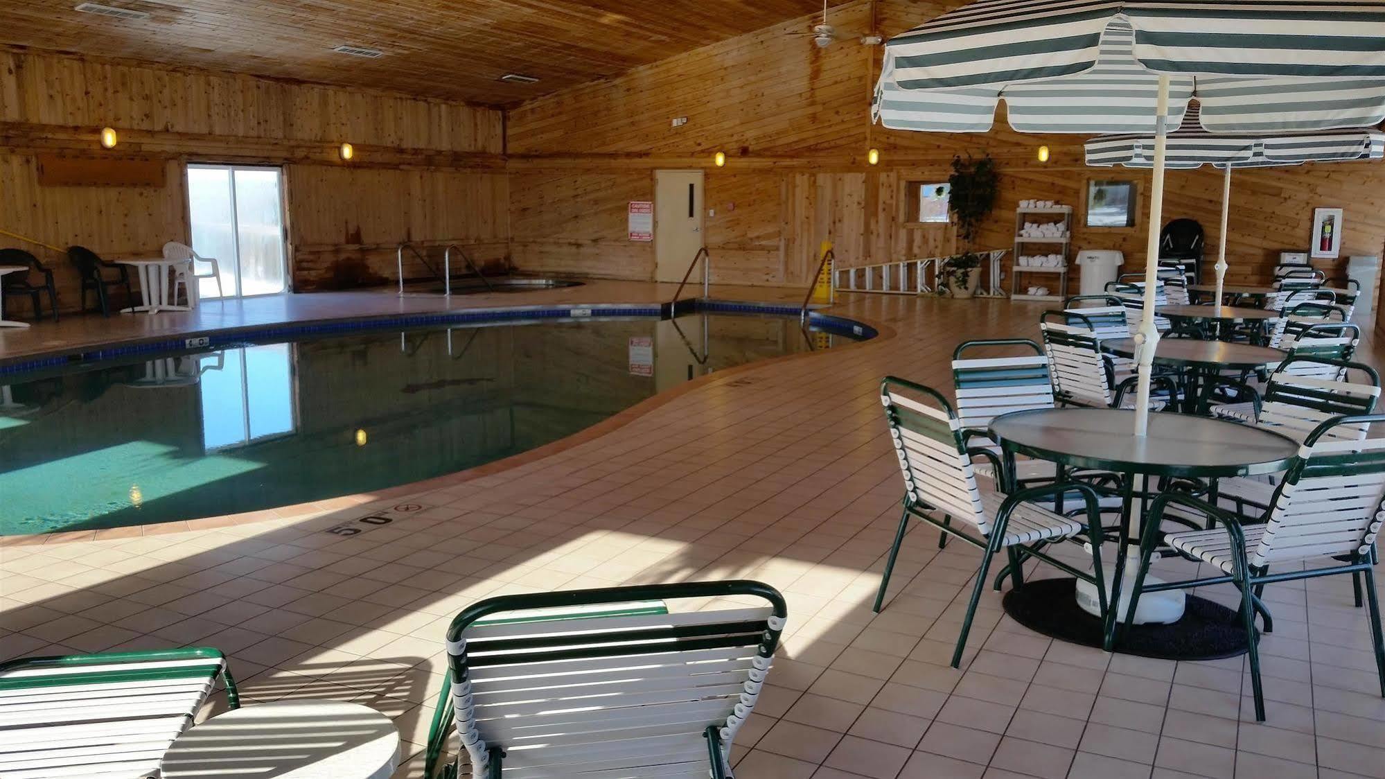 Boarders Inn & Suites By Cobblestone Hotels Superior Extérieur photo