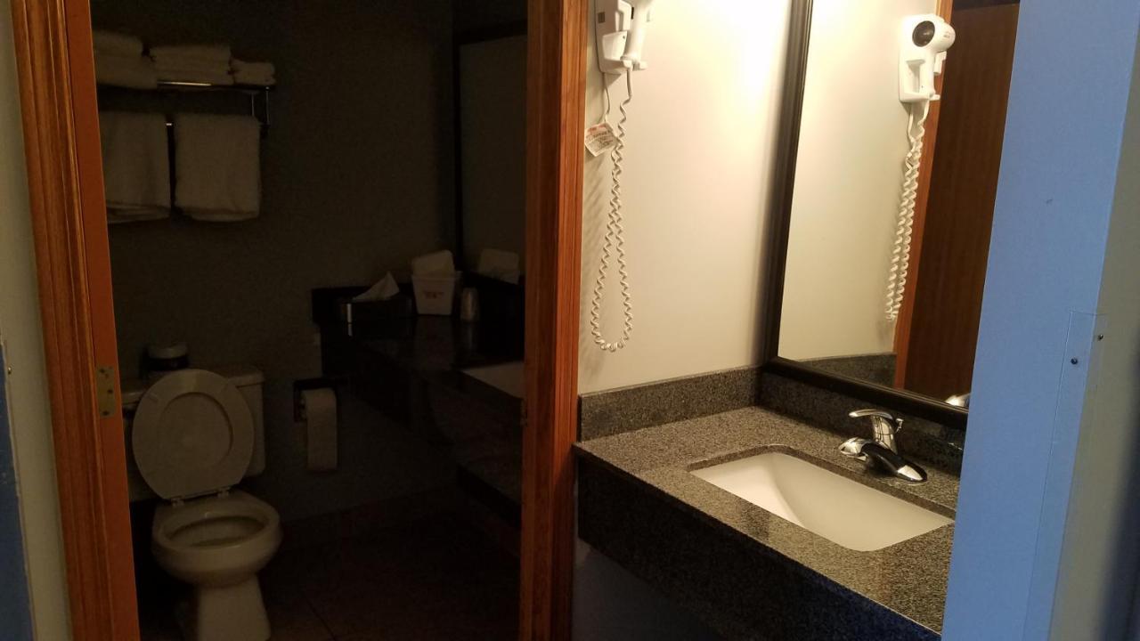 Boarders Inn & Suites By Cobblestone Hotels Superior Extérieur photo