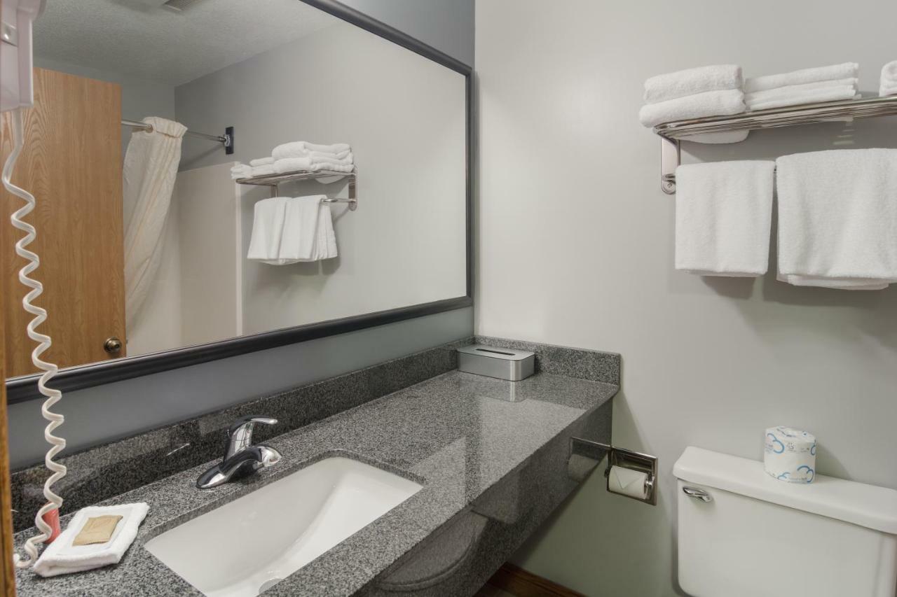 Boarders Inn & Suites By Cobblestone Hotels Superior Extérieur photo