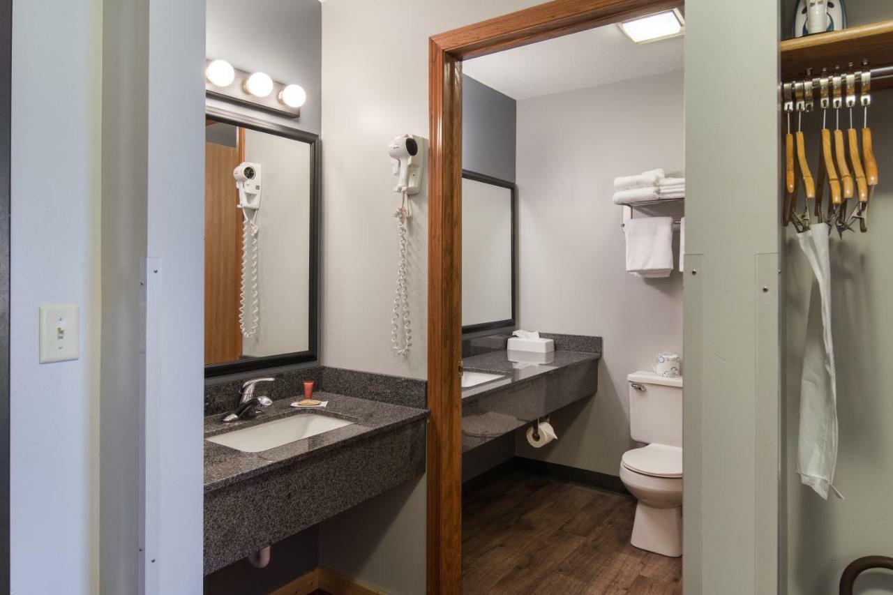 Boarders Inn & Suites By Cobblestone Hotels Superior Extérieur photo