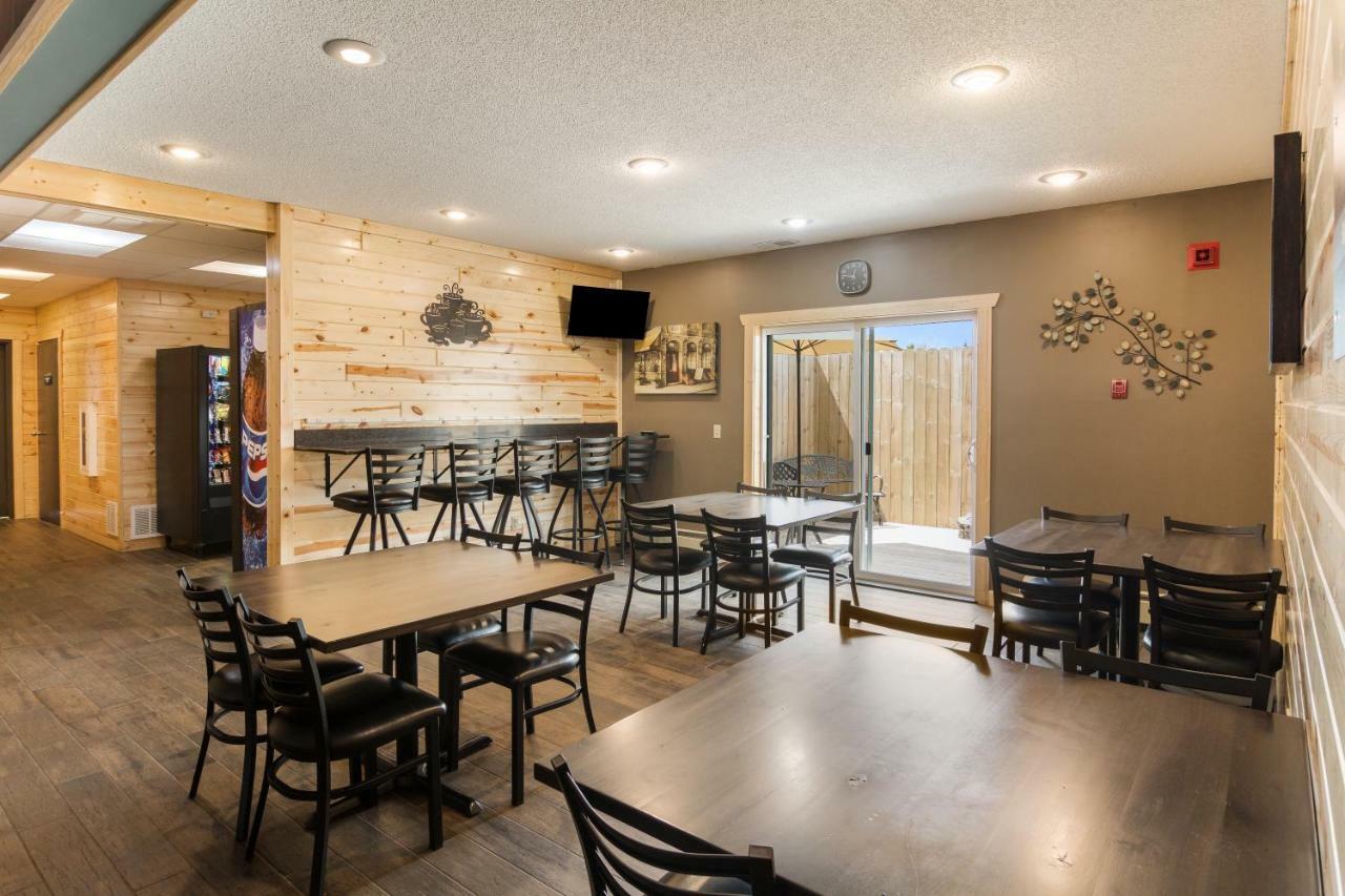 Boarders Inn & Suites By Cobblestone Hotels Superior Extérieur photo