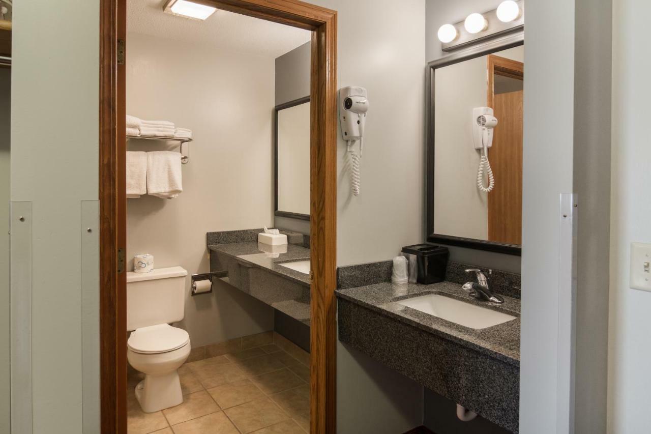 Boarders Inn & Suites By Cobblestone Hotels Superior Extérieur photo
