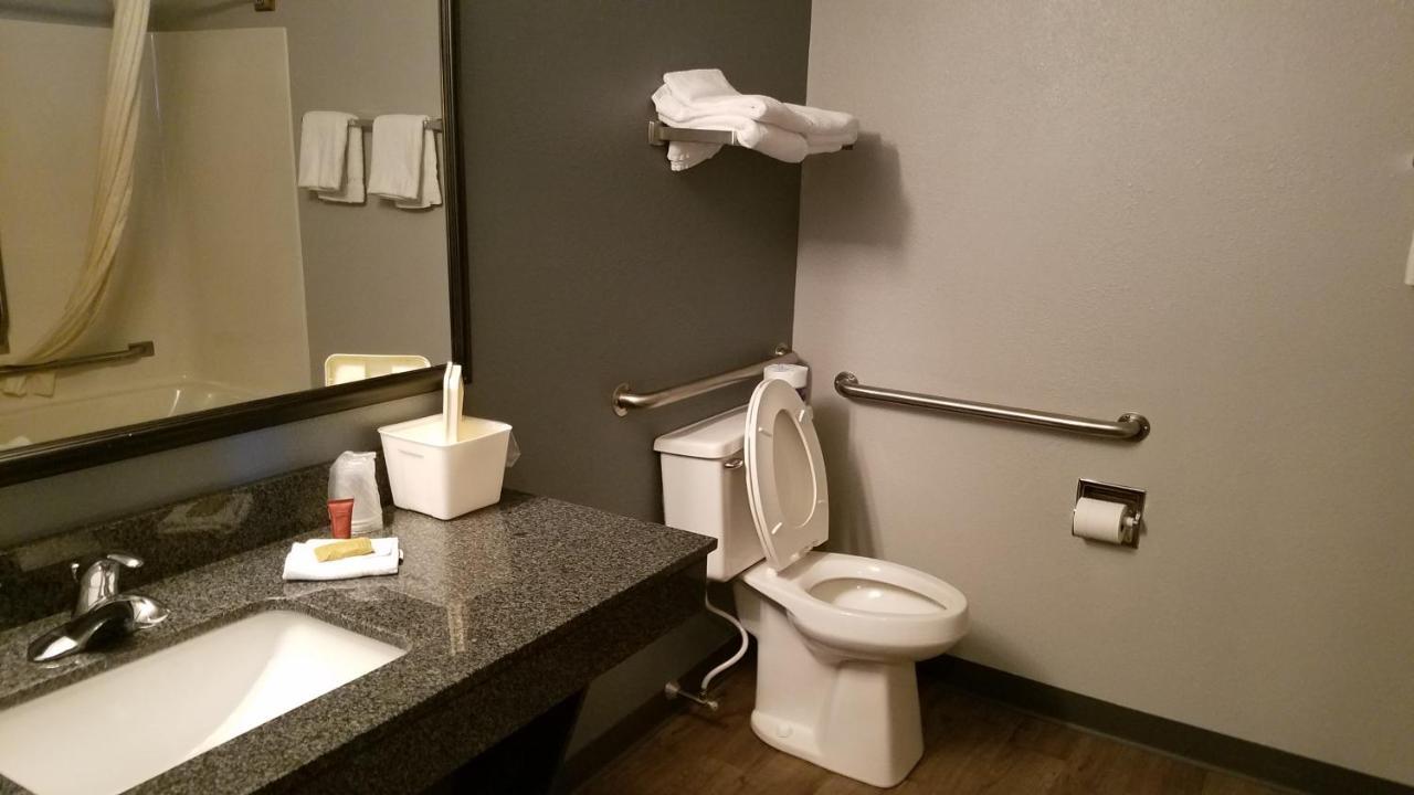 Boarders Inn & Suites By Cobblestone Hotels Superior Extérieur photo