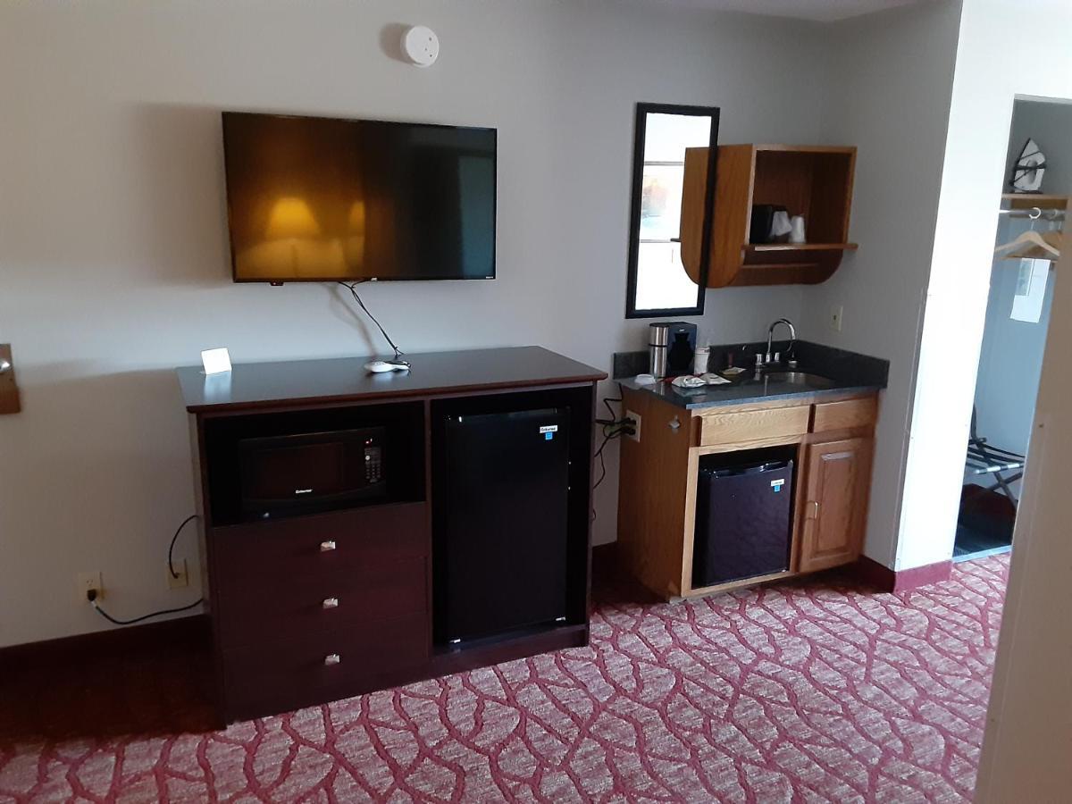 Boarders Inn & Suites By Cobblestone Hotels Superior Extérieur photo