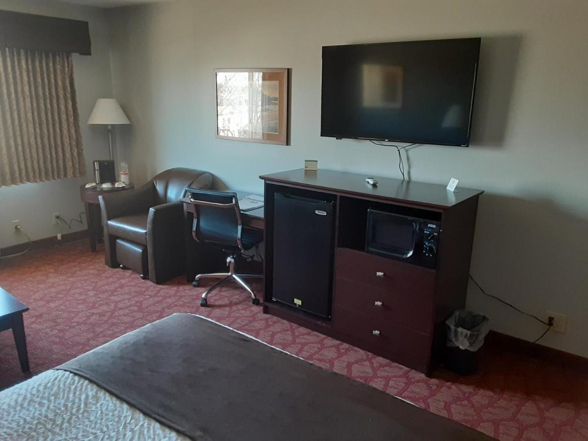 Boarders Inn & Suites By Cobblestone Hotels Superior Extérieur photo